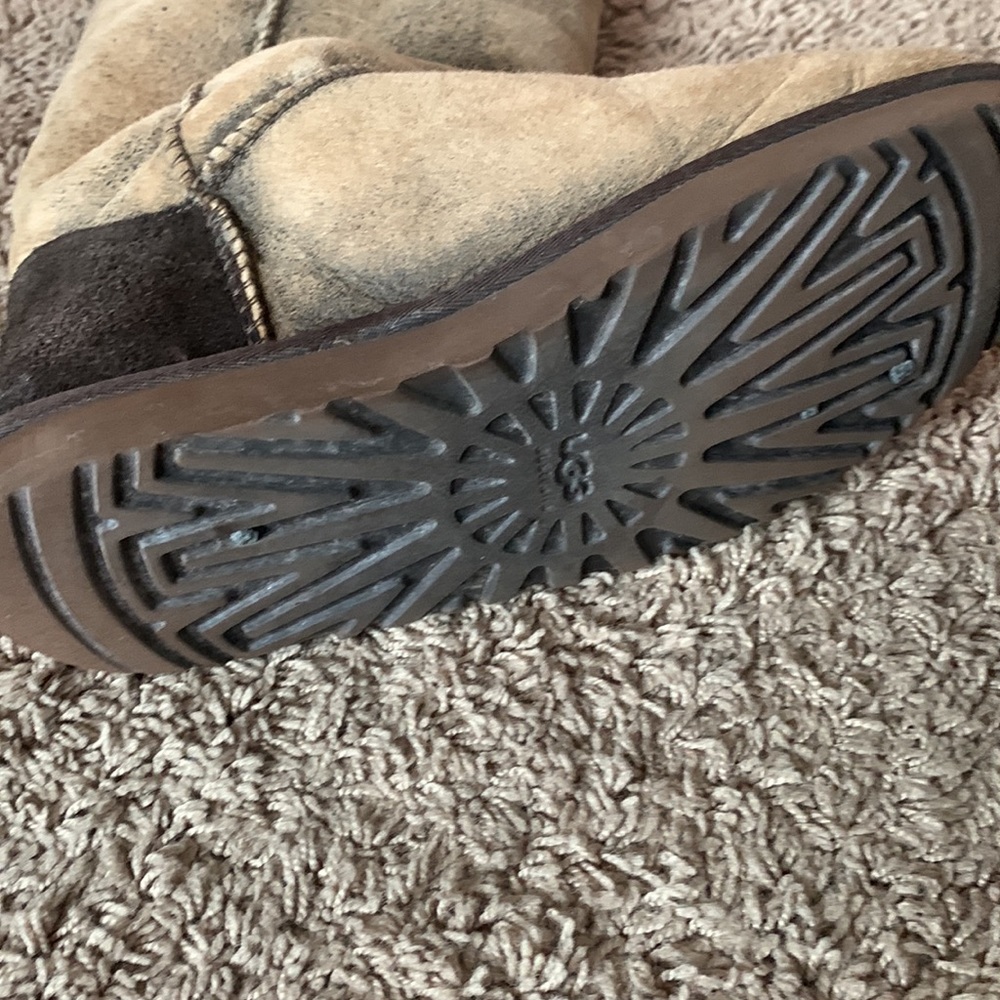Brown Button UGGS - Picture 11 of 12